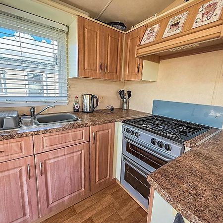 Lovely 6 Berth Caravan At Naze Marine Holiday Park In Essex Ref 17003C Walton-on-the-Naze Exterior photo