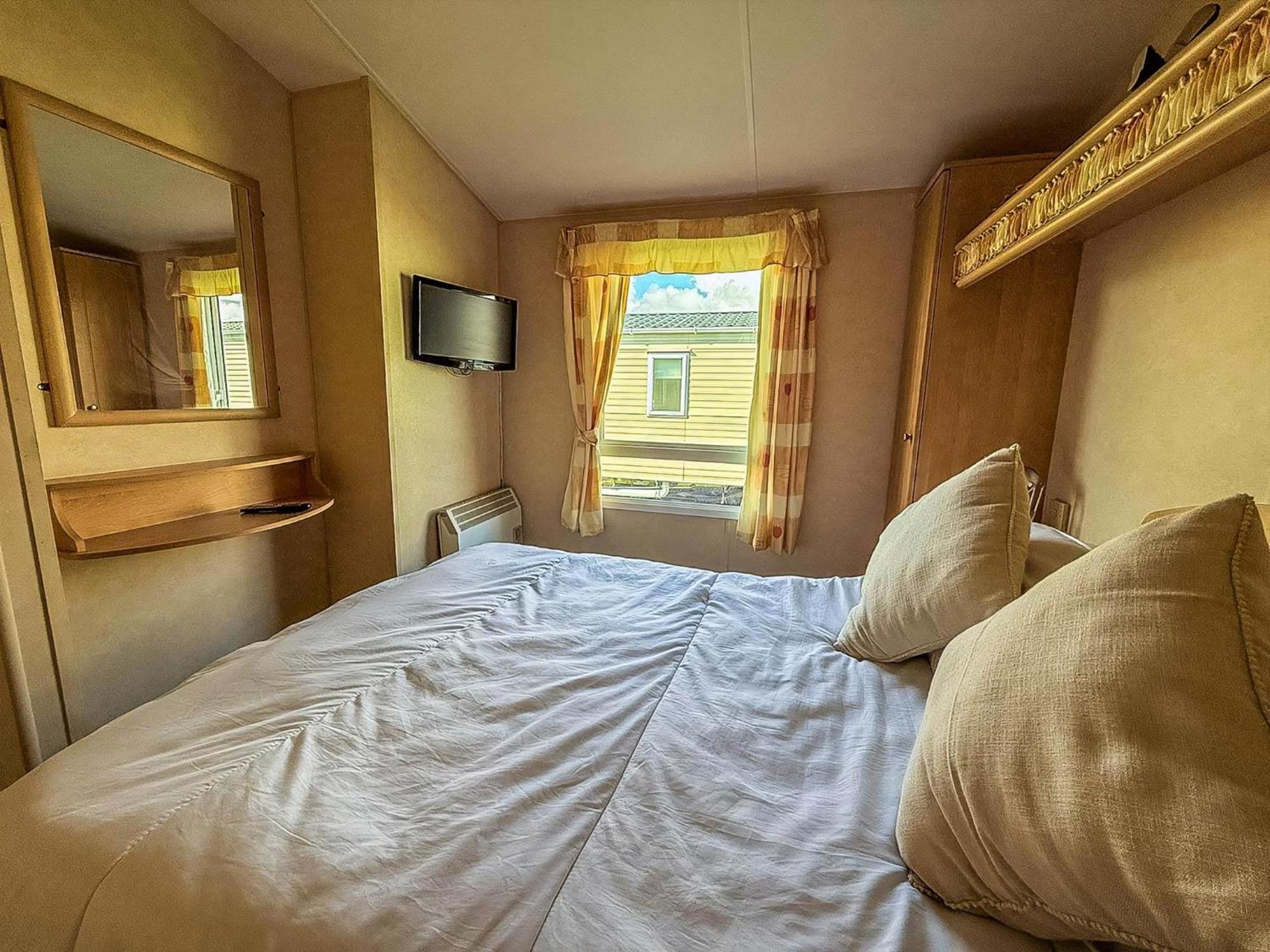 Lovely 6 Berth Caravan At Naze Marine Holiday Park In Essex Ref 17003C Walton-on-the-Naze Exterior photo