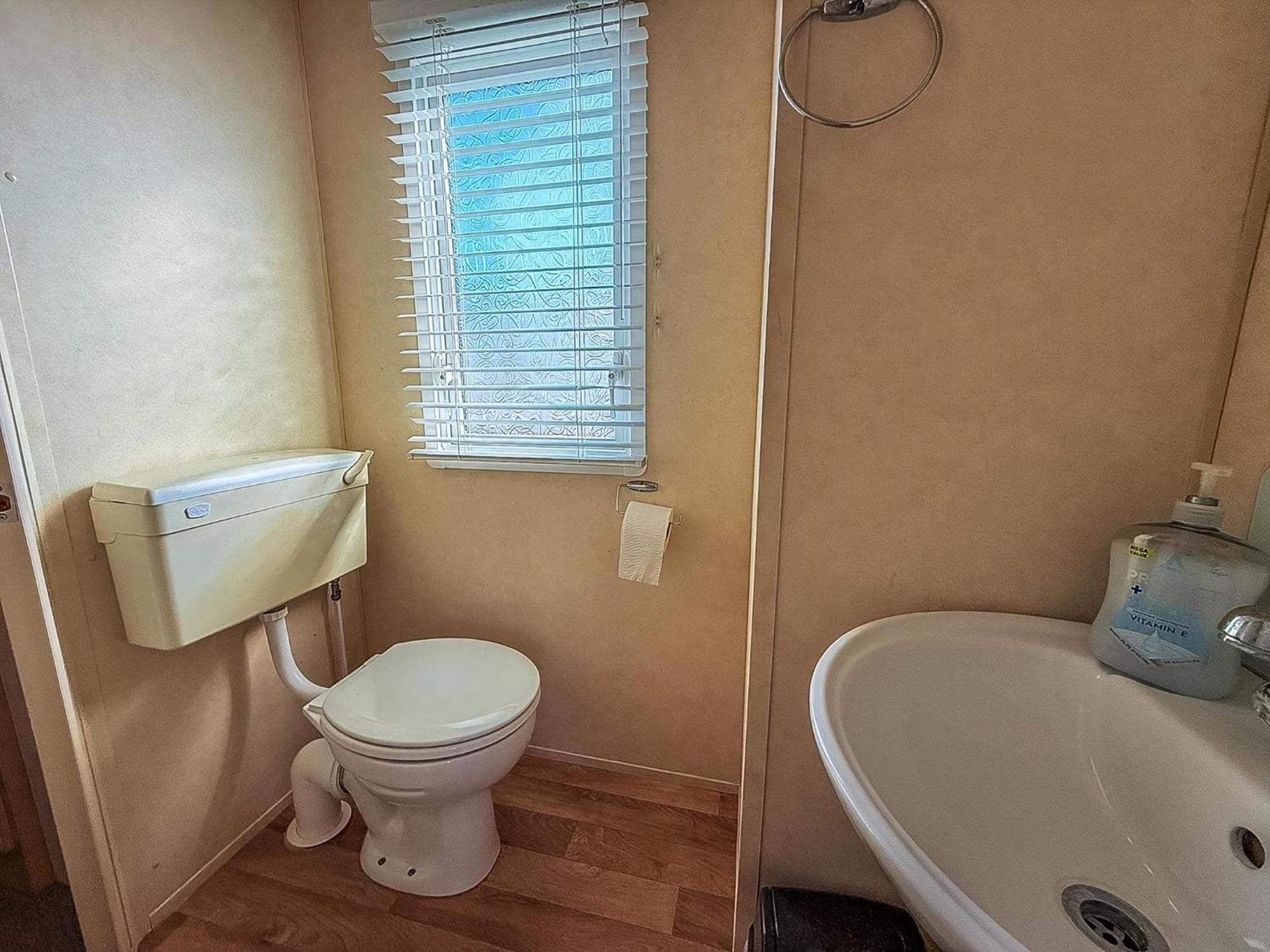 Lovely 6 Berth Caravan At Naze Marine Holiday Park In Essex Ref 17003C Walton-on-the-Naze Exterior photo