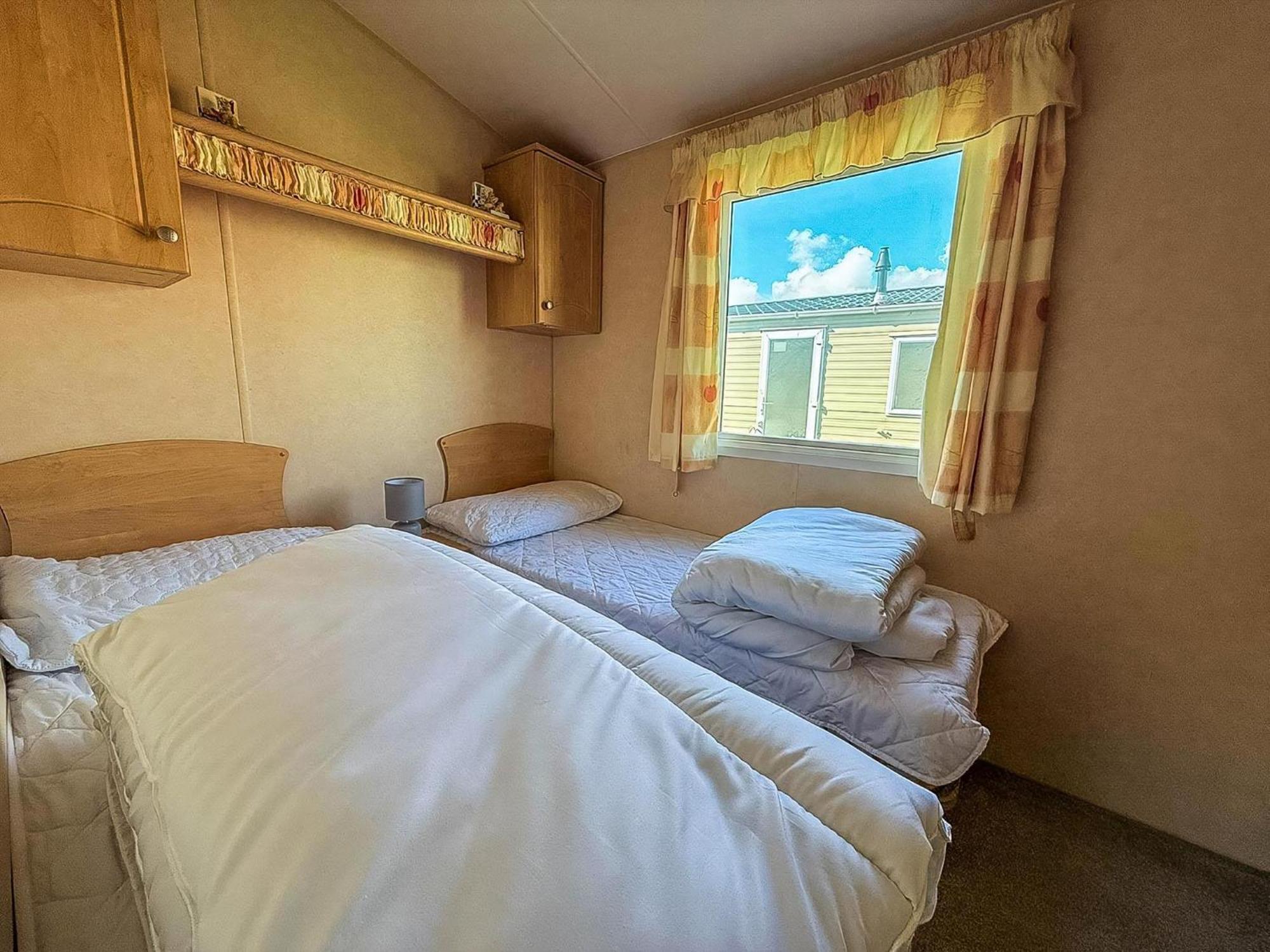 Lovely 6 Berth Caravan At Naze Marine Holiday Park In Essex Ref 17003C Walton-on-the-Naze Exterior photo