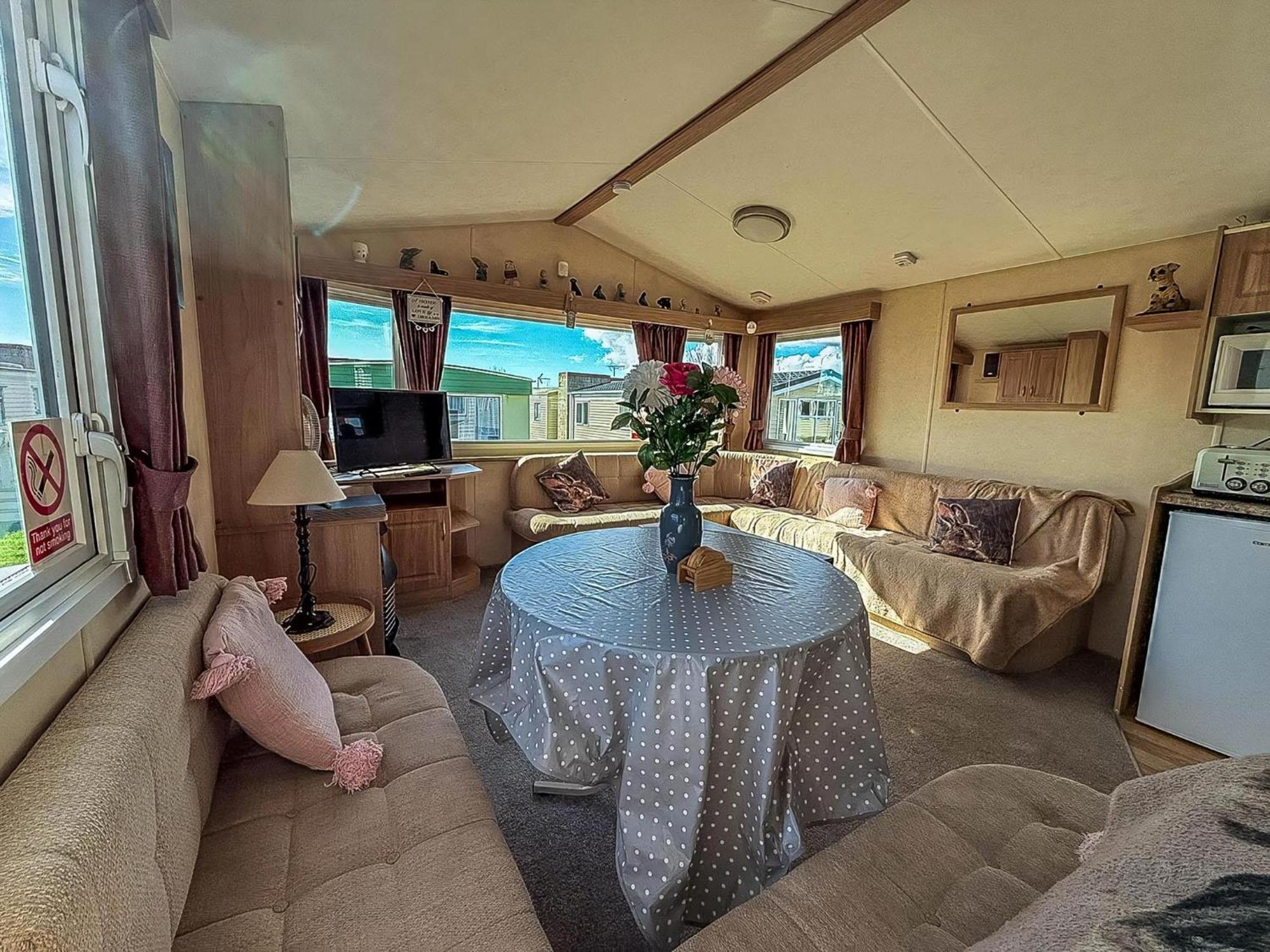 Lovely 6 Berth Caravan At Naze Marine Holiday Park In Essex Ref 17003C Walton-on-the-Naze Exterior photo